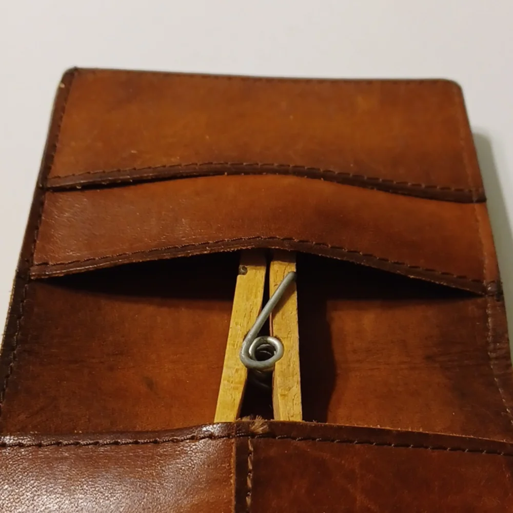 BROWN LEATHER HANDMADE BIFOLD WALLET W/10 PT. BUCK DESIGN